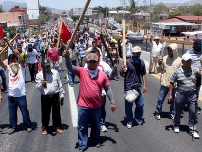 Marcha de maestros en la autopista del Sol el pasado 4 de abril.