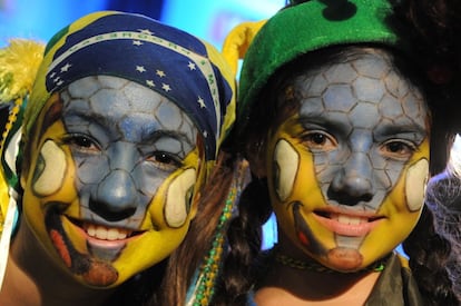 Torcedoras no jogo Brasil contra Camarões.