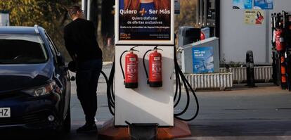 Un hombre reposta gasolina en Madrid.