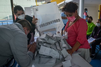 Después del cierre de casillas a las 18 horas comenzó el conteo de votos que se emitieron durante la jornada de elección de gubernatura en Hidalgo.  El Movimiento Regeneración Nacional (Morena), partido del presidente mexicano Andrés Manuel López Obrador, ganó este domingo cuatro de las seis Gobernaciones en disputa en las elecciones locales, según reveló el conteo rápido del Instituto Nacional Electoral (INE).
