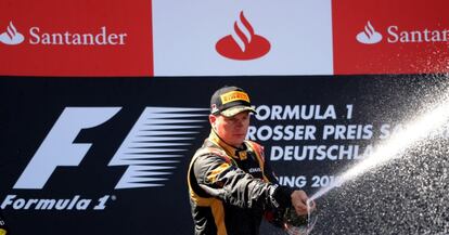 Raikkonen descorcha la botella de champán sobre el podio. 