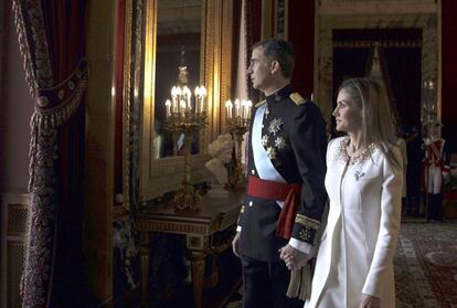 Los Reyes de España se preparan para salir al balcón del Palacio Real.