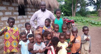 Victor Adonis Young, en Tonko Limba ( Sierra Leona), junto a unos niños de su aldea.