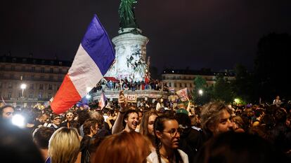 La gente reacciona tras los resultados de la segunda vuelta de las elecciones legislativas francesas en la Place de la Republique en París, Francia, este domingo.