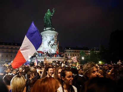 Celebración de la victoria del Frente Popular en la plaza de la República de París este domingo.