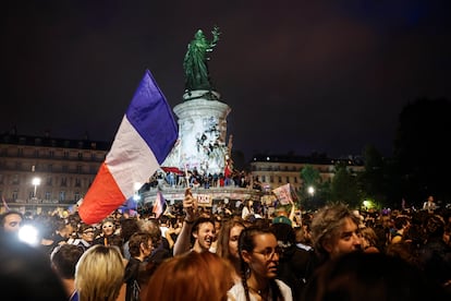 Los ciudadanos franceses celebran en París los resultados en las elecciones legislativas.