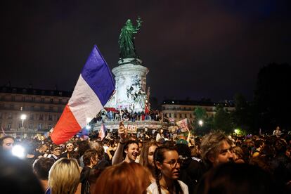 Los ciudadanos franceses celebran en París los resultados en las elecciones legislativas.