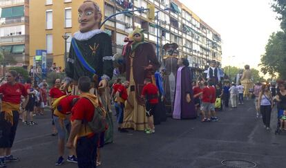 Gigantes y cabezudos pasean por las calles de Leganés.