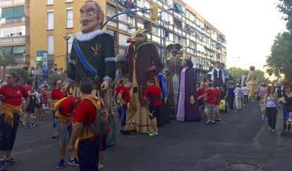 Gigantes y cabezudos pasean por las calles de Legan&eacute;s. 