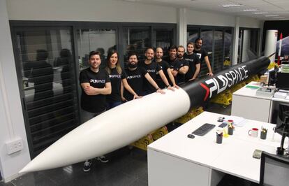 El equipo de PLD Space, en la sede de la empresa en Elche. Ra&uacute;l Torres (primero desde la izquierda) y Ra&uacute;l Verd&uacute; (tercero).