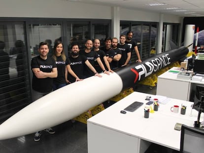 El equipo de PLD Space, en la sede de la empresa en Elche. Ra&uacute;l Torres (primero desde la izquierda) y Ra&uacute;l Verd&uacute; (tercero).