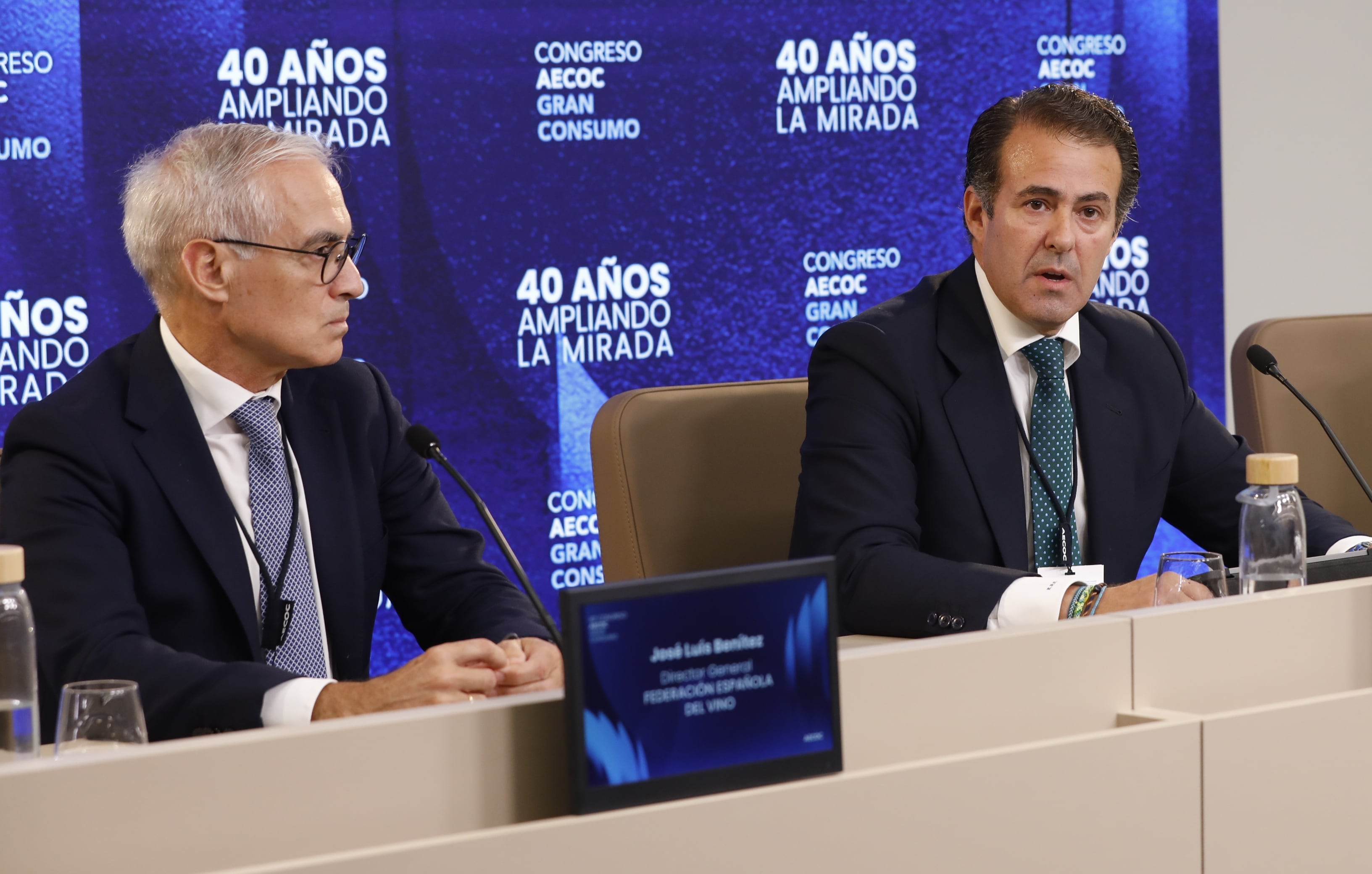 A la izquierda, el director general de la Federación Española del Vino, José Luis Benítez. A la derecha, el director general de las bodegas Marqués de Riscal, Ricardo Diéguez, en el congreso Aecoc de gran consumo.