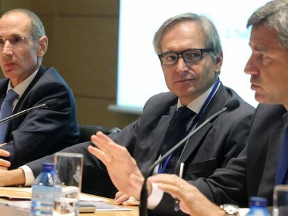 De izquierda a derecha, Jos&eacute; Mar&iacute;a Cervera, director general Corporativo de Renta Corporaci&oacute;n; Luis Hern&aacute;ndez, presidente de la inmobiliaria, y David Vila, consejero delegado, durante la presentaci&oacute;n celebrada esta ma&ntilde;ana en la Bolsa de Madrid. / Pablo Monge