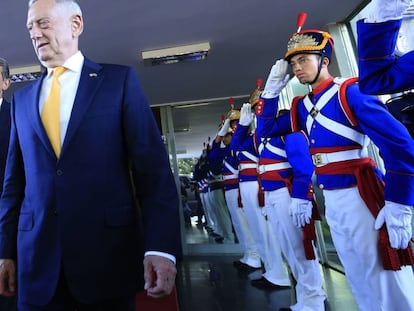 O ministro da Defesa brasileiro, Joaquim Silva e Luna (esquerda), e o secretário da Defesa dos EUA, James Mattis, em Brasília. 