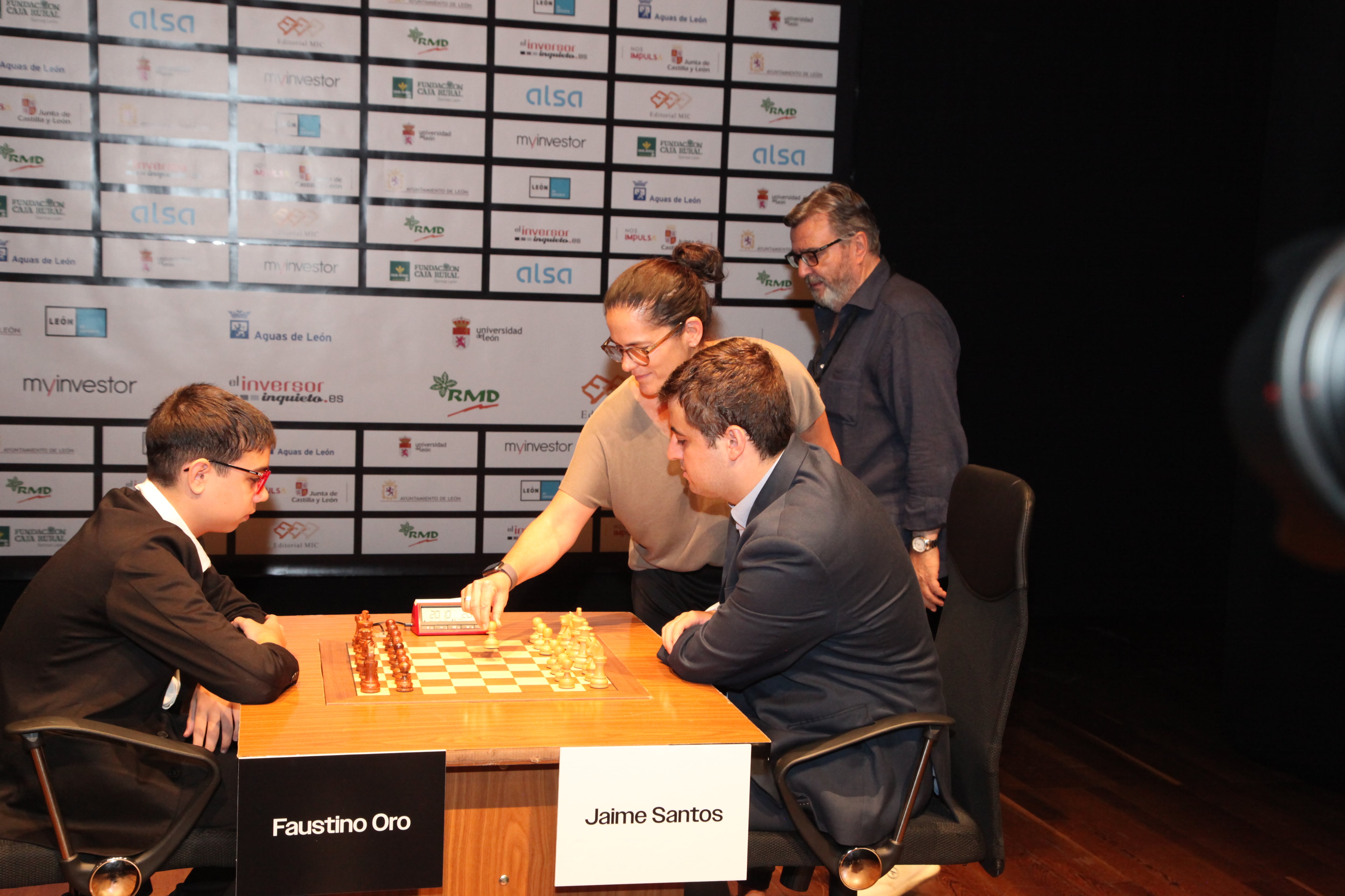 La escritora peruana Verónica Ramírez hace el saque de honor en la 1ª partida de la 1ª semifinal del XXXI Magistral Ciudad de León en el Auditorio, este viernes