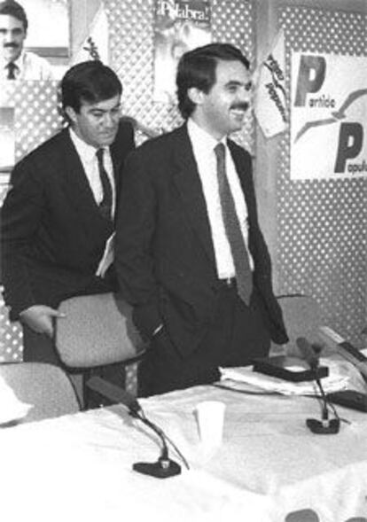 Tras la celebración del VIII congreso Nacional de Alianza Popular en 1986, Álvarez-Cascos entra a formar parte del Comité Ejecutivo Nacional. Tres años después, y tras defenestrar a Antonio Hernández Mancha, Manuel Fraga da el empujón definitivo a Cascos al nombrarle secretario general del Partido Popular en el IX congreso Nacional, cargo en el que se le confirmó en 1990, 1993 y 1996.