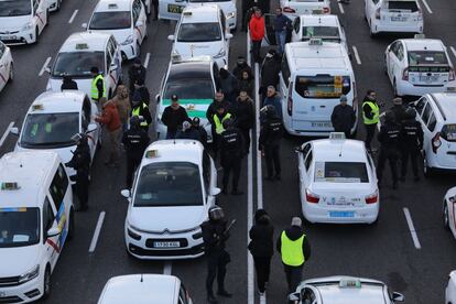 Detalle del paseo de la Castellana, este lunes. En las redes sociales, había esta mañana muchos mensajes de ciudadanos indignados con la protesta, mientras que otros apoyan a los taxistas.