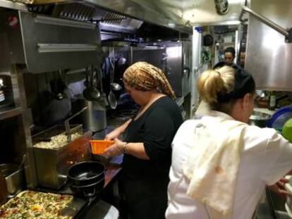 COCINAS DE SA ROQUETA, A LA IZQUIERDA NIEVES CARBONELL / JOSÉ CARLOS CAPEL