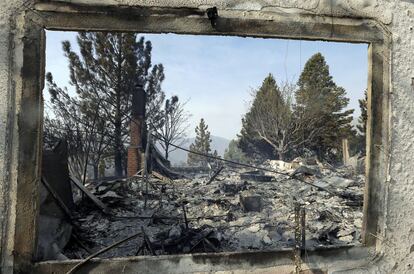 Casas devoradas por el fuego en Lake Hughes.