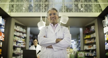 El farmac&eacute;utico Luis Melgarejo, en su establecimiento en Sevilla.