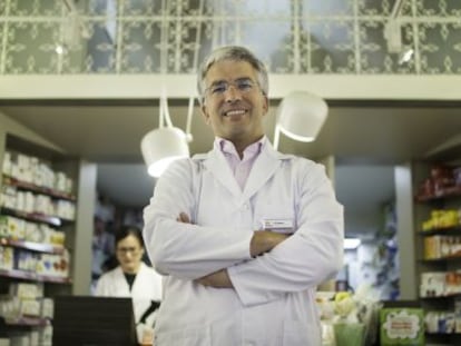 El farmac&eacute;utico Luis Melgarejo, en su establecimiento en Sevilla.