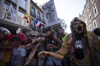 Aquí, los zombis de camino al Zócalo. Y un homenaje a George A. Romero, director de 'La noche de los muertos vivientes'.