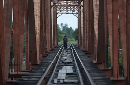 Un hombre camina sobre las v&iacute;as del tren en Arriaga (Chiapas)-