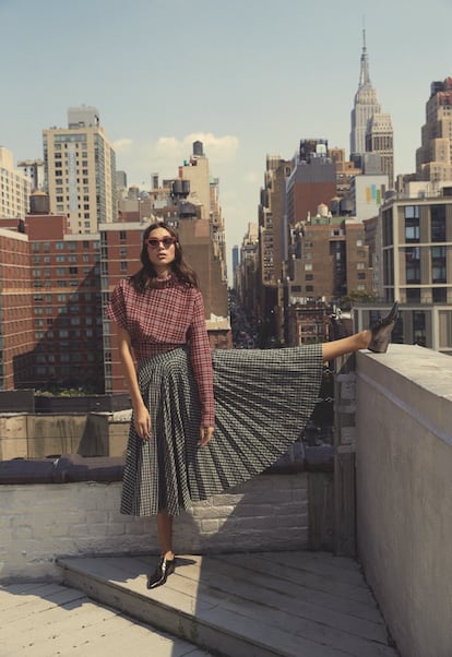 Blusa (470 €) y falda (1.600 €), ambas de CALVIN KLEIN 205W39NYC; gafas ojo de gato de CELINE (460 €) y zapatos de MARC JACOBS (415 €).