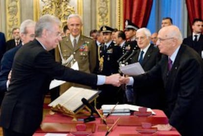 Mario Monti (izquierda) es felicitado por el presidente italiano, Giorgio Napolitano, tras designar a su nuevo gobierno de técnicos.