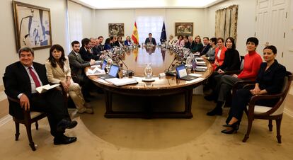 Pedro Sánchez, rodeado de los miembros de su Gobierno, en la primera reunión del Consejo de Ministros, este miércoles en el Palacio de La Moncloa.