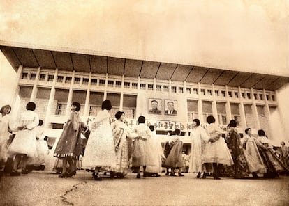 Na exposição Korean Dreams vemos um agente que regula um tráfego inexistente, crianças que divertem os turistas com espetáculos circenses, militares (que não podem ser fotografados sob nenhuma circunstância) e um homem andando de bicicleta, “porque as mulheres são proibidas periodicamente depois do acidente fatal sofrido pela filha de um alto general nos anos noventa”