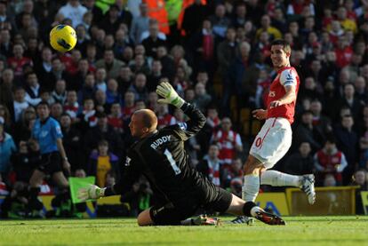 Van Persie, en el momento de marcar el segundo gol al Norwich.