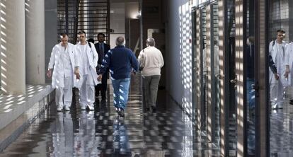 Trabajadores y pacientes del nuevo hospital de Dénia, en el pasillo de acceso a las consultas externas.
