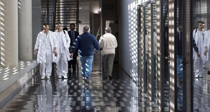 Trabajadores y pacientes del nuevo hospital de D&eacute;nia, en el pasillo de acceso a las consultas externas.