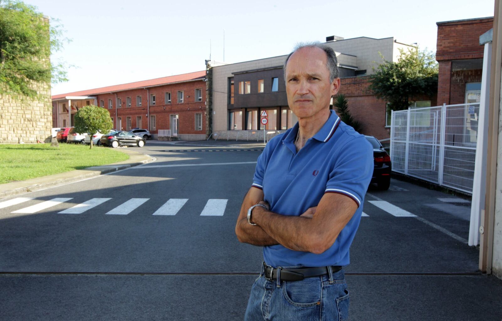 El funcionario de prisiones, Juan Carlos Díaz en la puerta de Basauri, donde lleva trabajando 31 años.