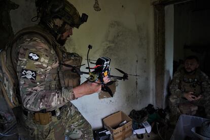 Un uniformado prepara un dron bomba instantes antes de lanzarlo contra trincheras ocupadas por militares rusos, el 15 de junio de 2023. 