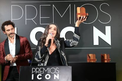 La actriz Ángela Molina, Premio ICON Mujer 2016 junto a Paco León, el encargado de entregárselo.