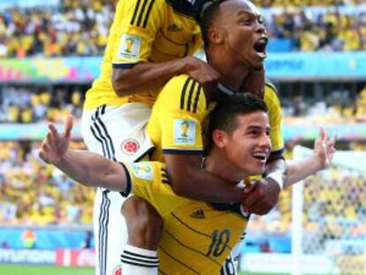 James Rodriguez, Z&uacute;&ntilde;iga y Cuadrado festejan el tercer gol.