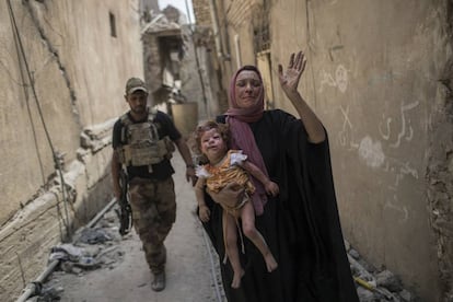 Una mujer sostiene a una niña herida mientras las fuerzas iraquíes continúan su avance contra los militantes del Estado Islámico en la Ciudad Vieja de Mosul, Iraq.