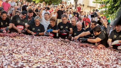 O CARBALLIÑO (OURENSE), 06/08/2024.- Los pulpeiros de O Carballiño (Ourense) han sido capaces de batir una edición más su propio récord con una tapa 'olímpica' de pulpo en la que han empleado cerca de 600 kilos de cefalópodo. La Plaza Mayor de la localidad ourensana ha vuelto a ser el escenario de una megatapa de 5,37 metros de diámetro. EFE/Brais Lorenzo