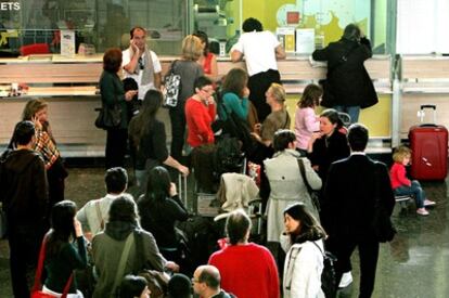 Pasajeros en el aeropuerto de Manises (Valencia) hacen cola para pedir información sobre la cancelación de vuelos.