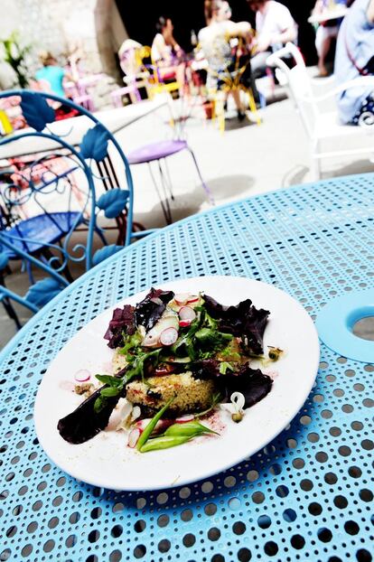 Un plato de 'tabulé' en una de las mesas de la terraza del restaurante Espai Mescladis.