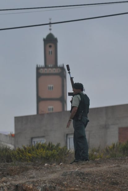 Un agente controla los accesos a la barriada, cerca de la mezquita La Caracola, en Ceuta.