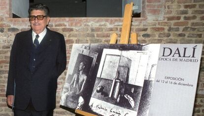 Santos Torroella en 1994 en una imagen durante la exposición dedicada a la época de Dalí en Madrid.