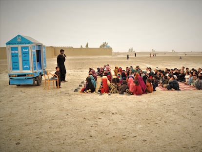 Un centenar de niñas y niños afganos de un pueblo sin colegio junto a la frontera de Pakistán asisten a clase gracias a una escuela móvil de la ONG Pen Path, en el distrito de Spin Boldak de la provincia de Kandahar, el 11 de agosto de 2022.