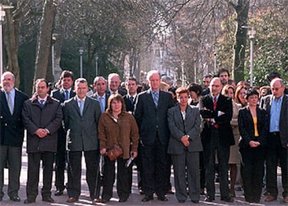 Un momento de la concentración realizada ayer en Vitoria junto al Parlamento contra los malos tratos a las mujeres.