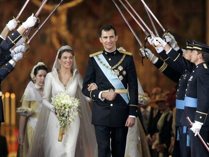 Los Príncipes de Asturias salen de la catedral de la Almudena el día de su boda
