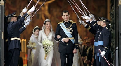 Los Príncipes de Asturias salen de la catedral de la Almudena el día de su boda