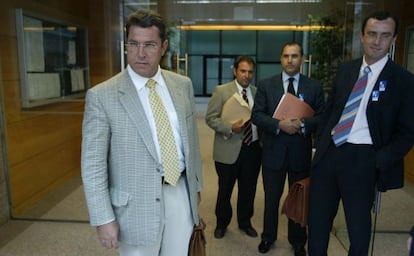 Leopoldo Arnáiz, a la izquierda, acude a la comisión de investigación del 'tamayazo'.