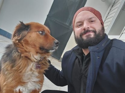 El presidente electo de Chile, Gabriel Boric, con su perro Brownie